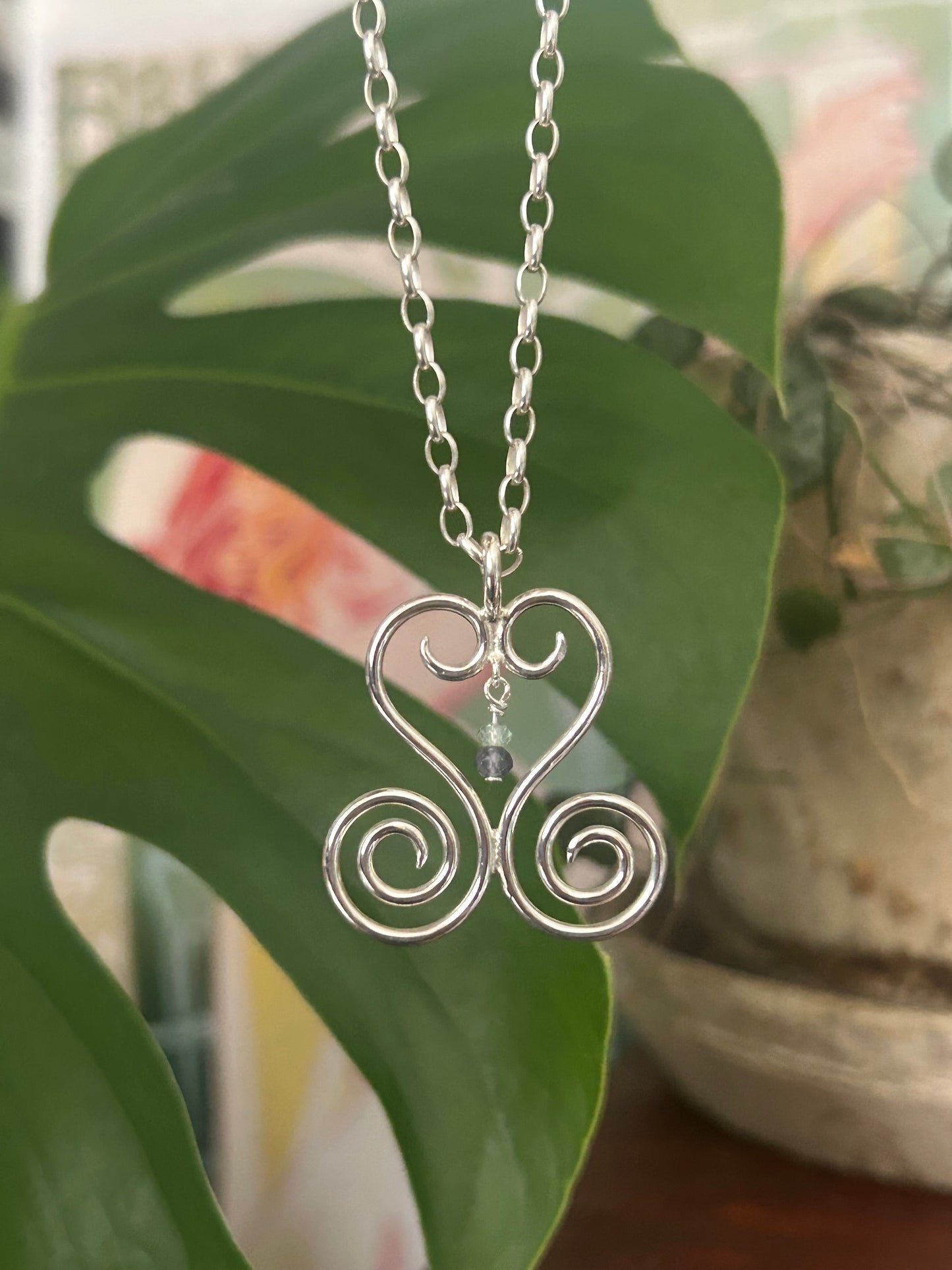 Cora pendant