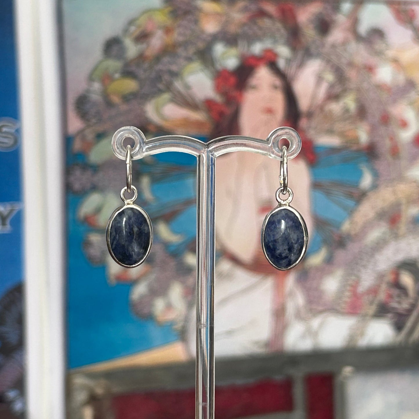 Enya dangles