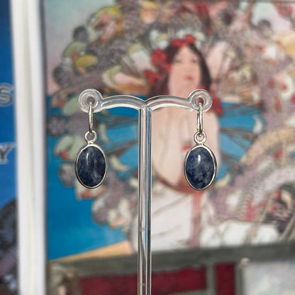Enya dangles
