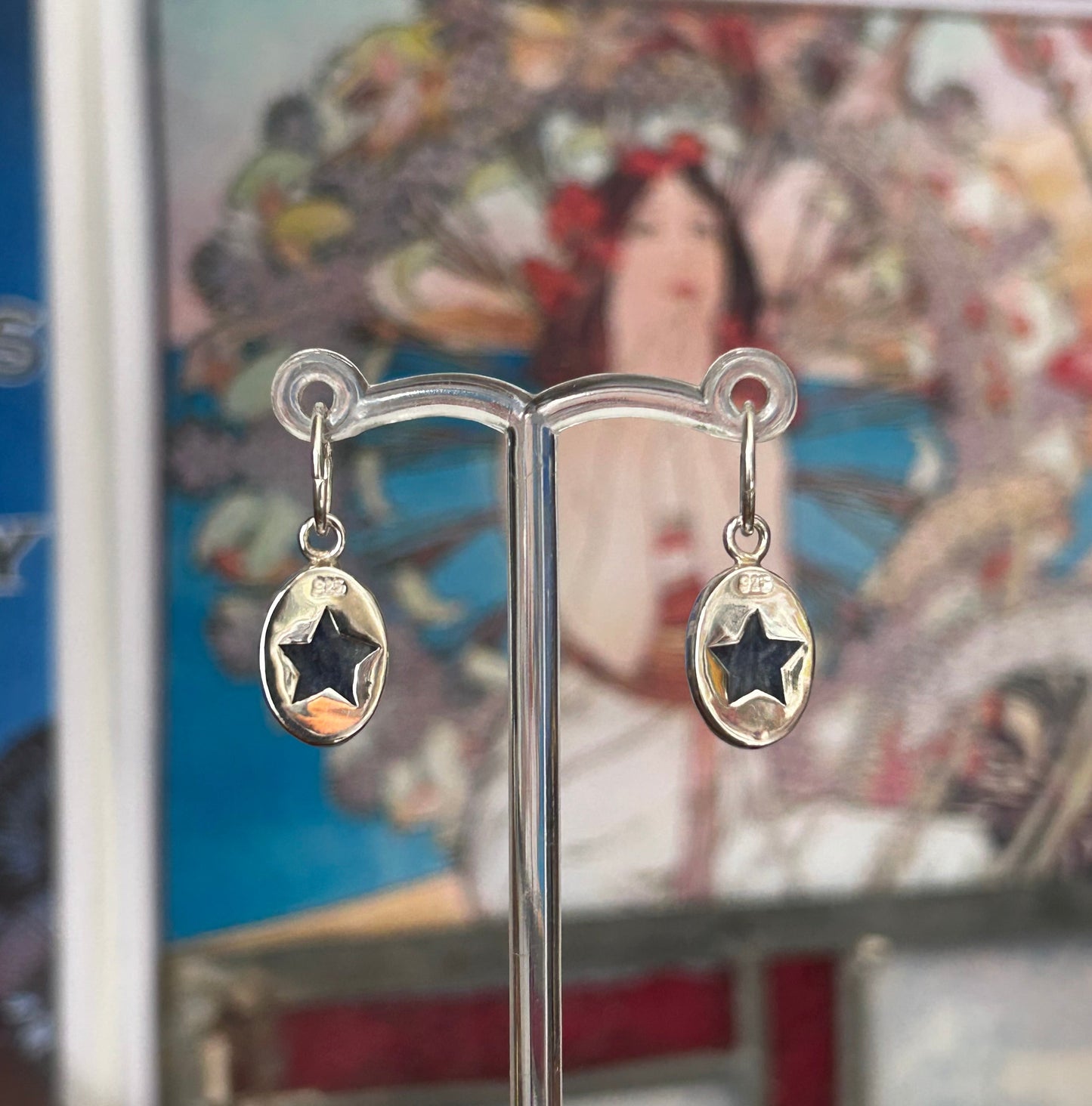 Enya dangles